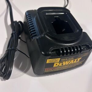 DEWALT DW9116 Battery Charger - Black 7.2V - 18V Tested